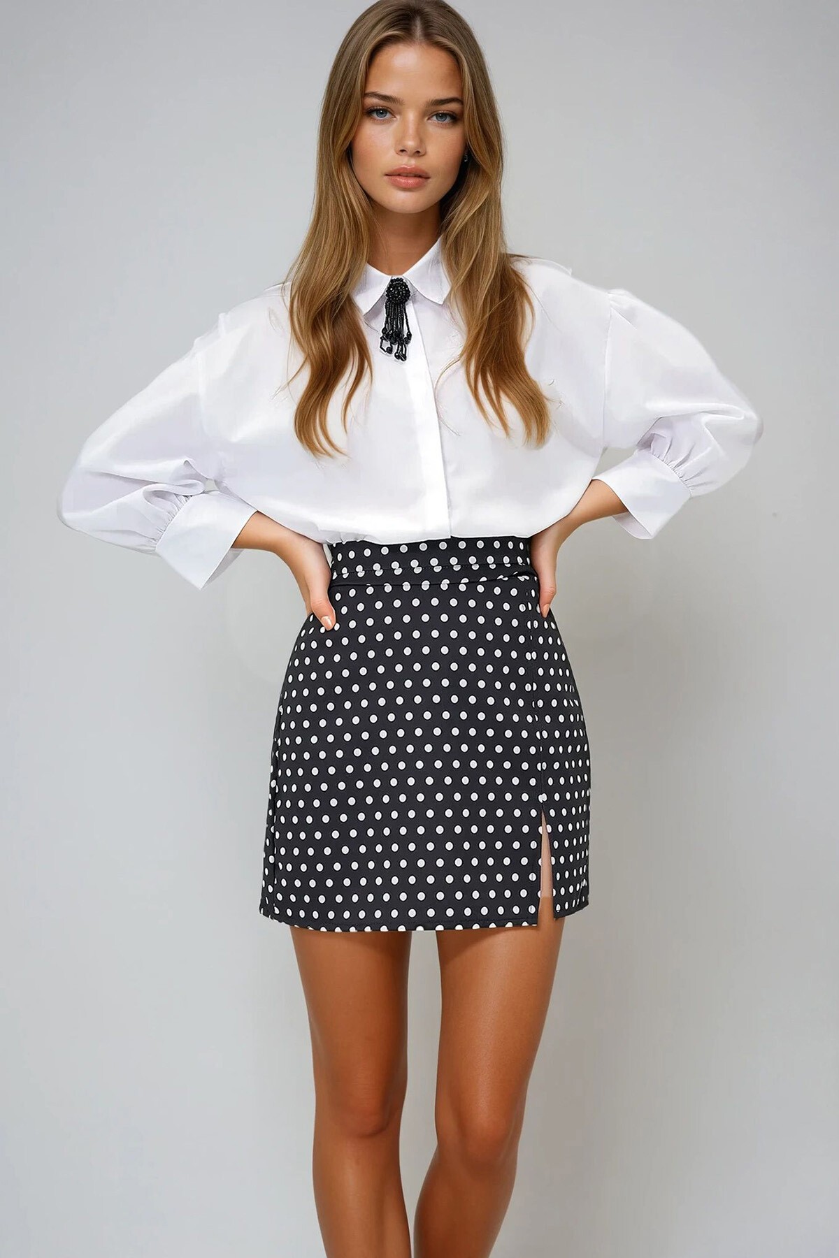 Siyah Gizli Fermuarlı Puantiye Desenli Yırtmaçlı Mini Etek