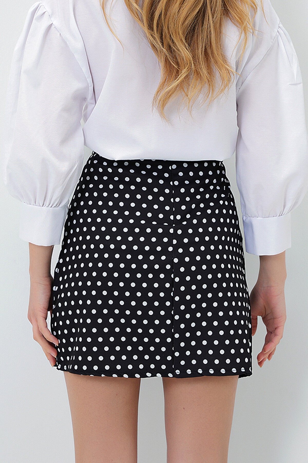 Siyah Gizli Fermuarlı Puantiye Desenli Yırtmaçlı Mini Etek