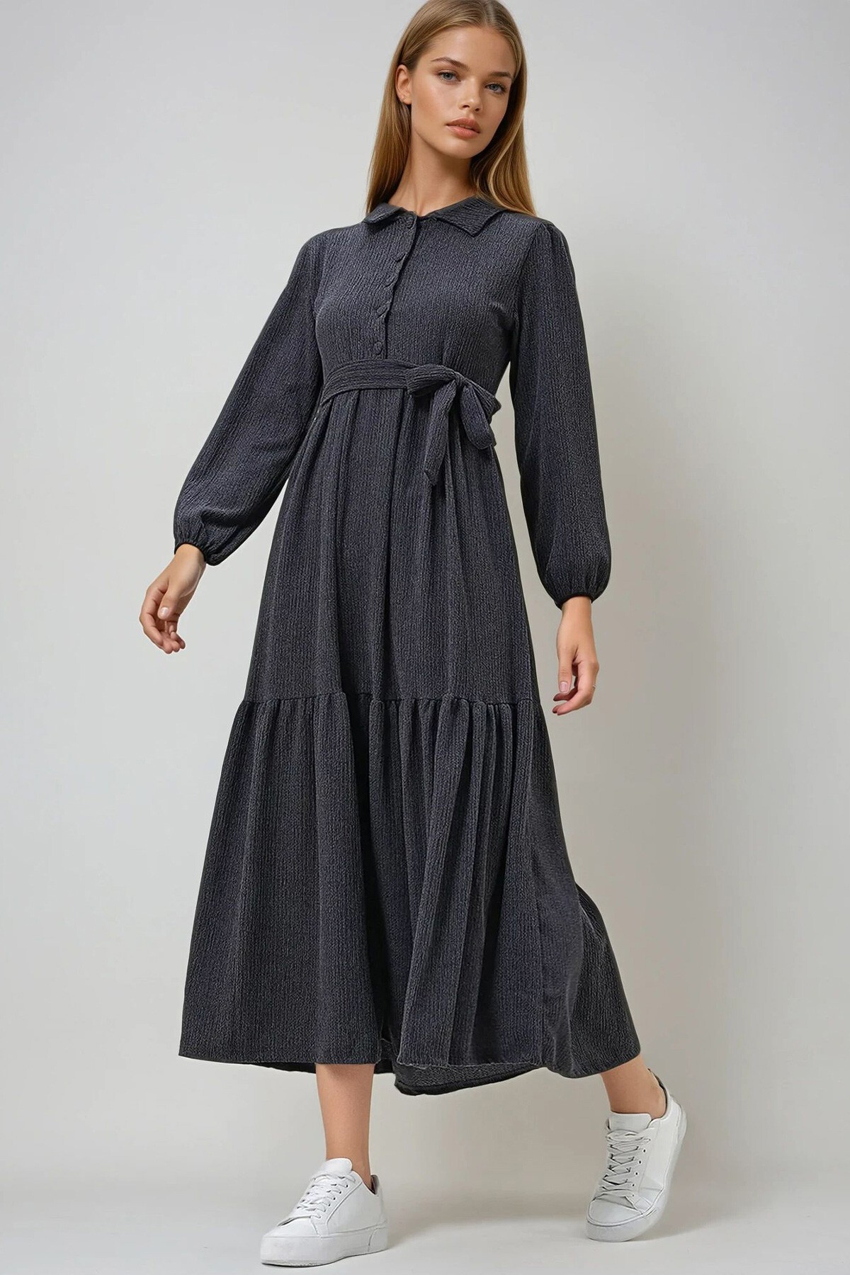 Siyah Gömlek Yaka Düğmeli Eteği Volanlı Kemerli Uzun Elbise