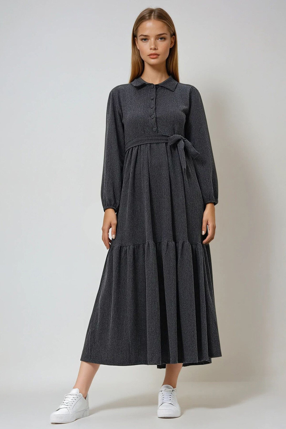 Siyah Gömlek Yaka Düğmeli Eteği Volanlı Kemerli Uzun Elbise