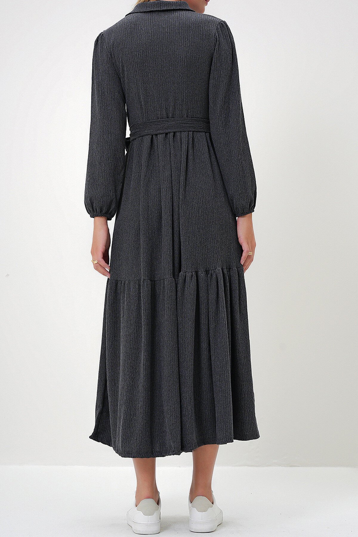 Siyah Gömlek Yaka Düğmeli Eteği Volanlı Kemerli Uzun Elbise