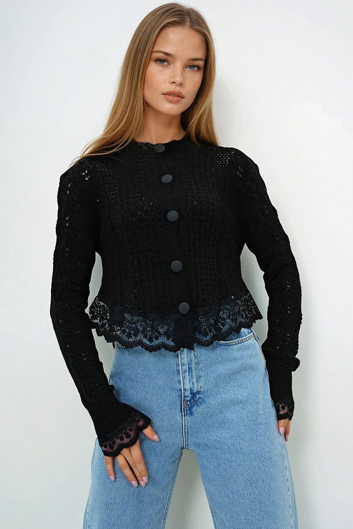 Siyah Güpür Detaylı Ajurlu Triko Hırka