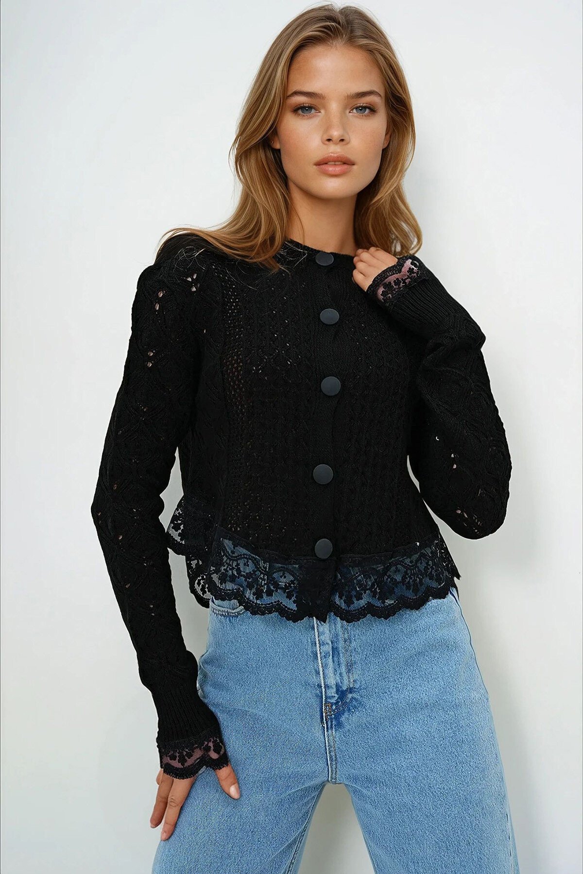 Siyah Güpür Detaylı Ajurlu Triko Hırka