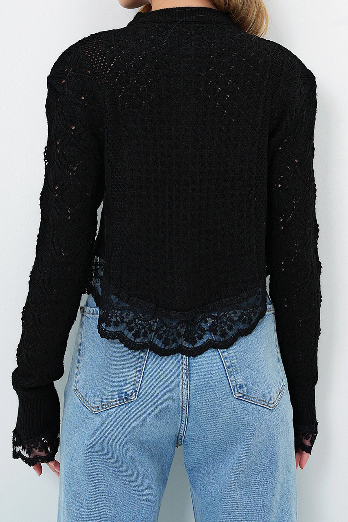 Siyah Güpür Detaylı Ajurlu Triko Hırka