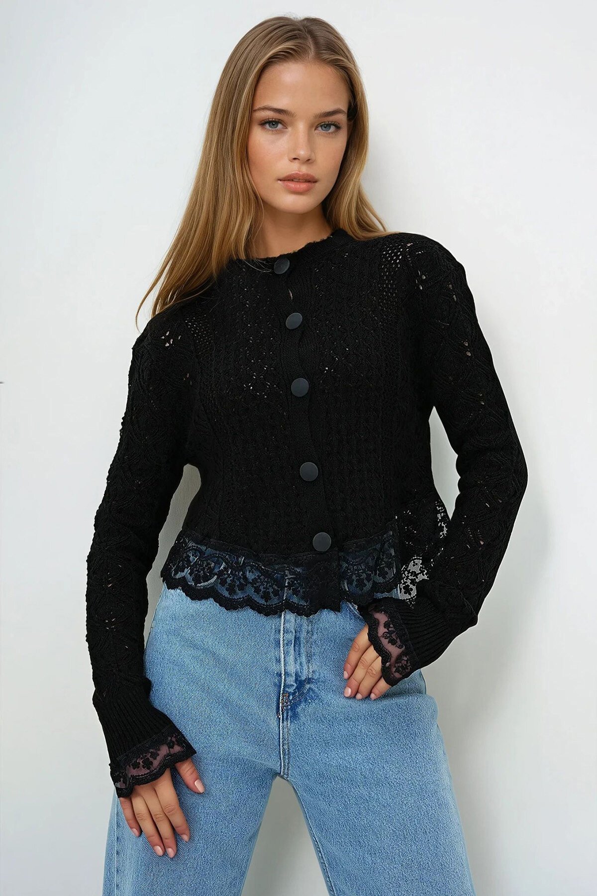 Siyah Güpür Detaylı Ajurlu Triko Hırka