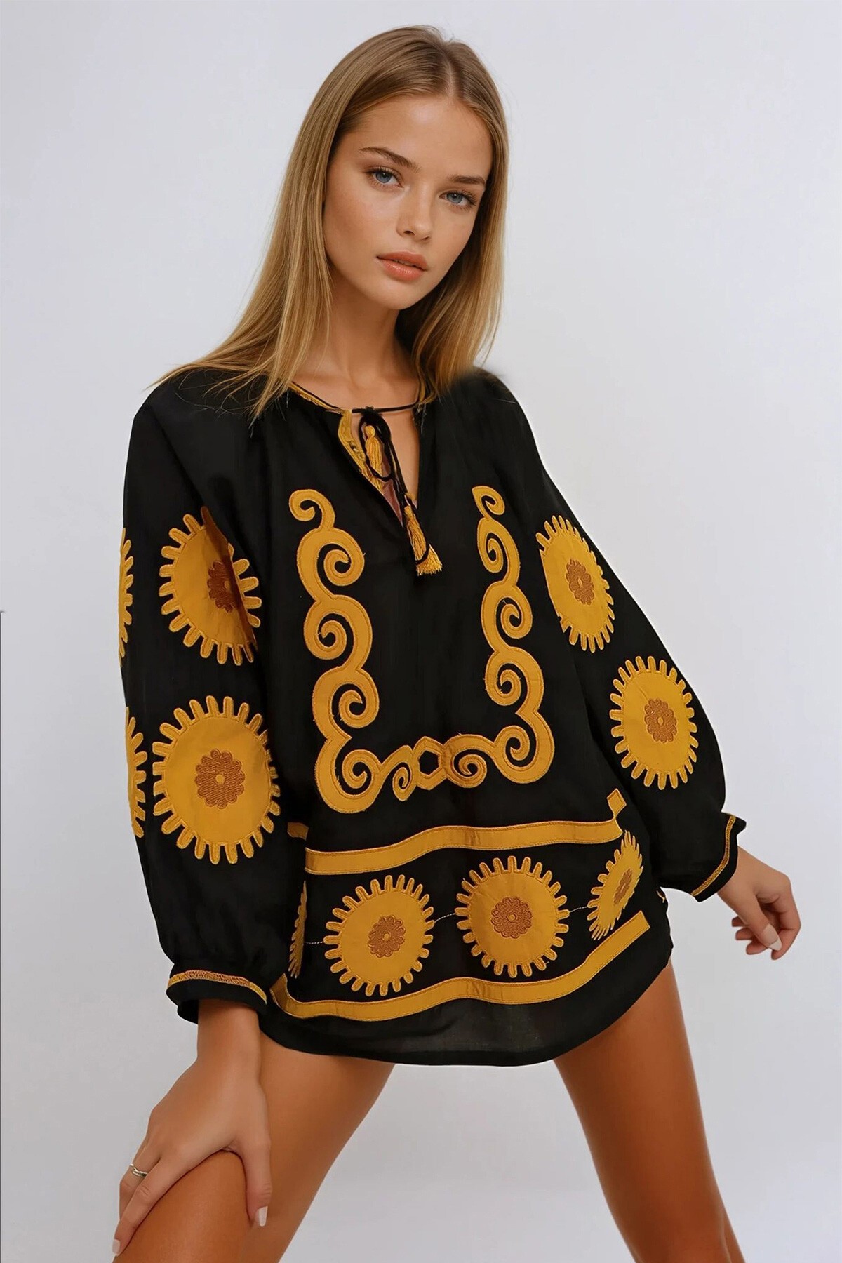 Siyah Hakim Yaka Desenli Nakış İşlemeli Keten Bluz