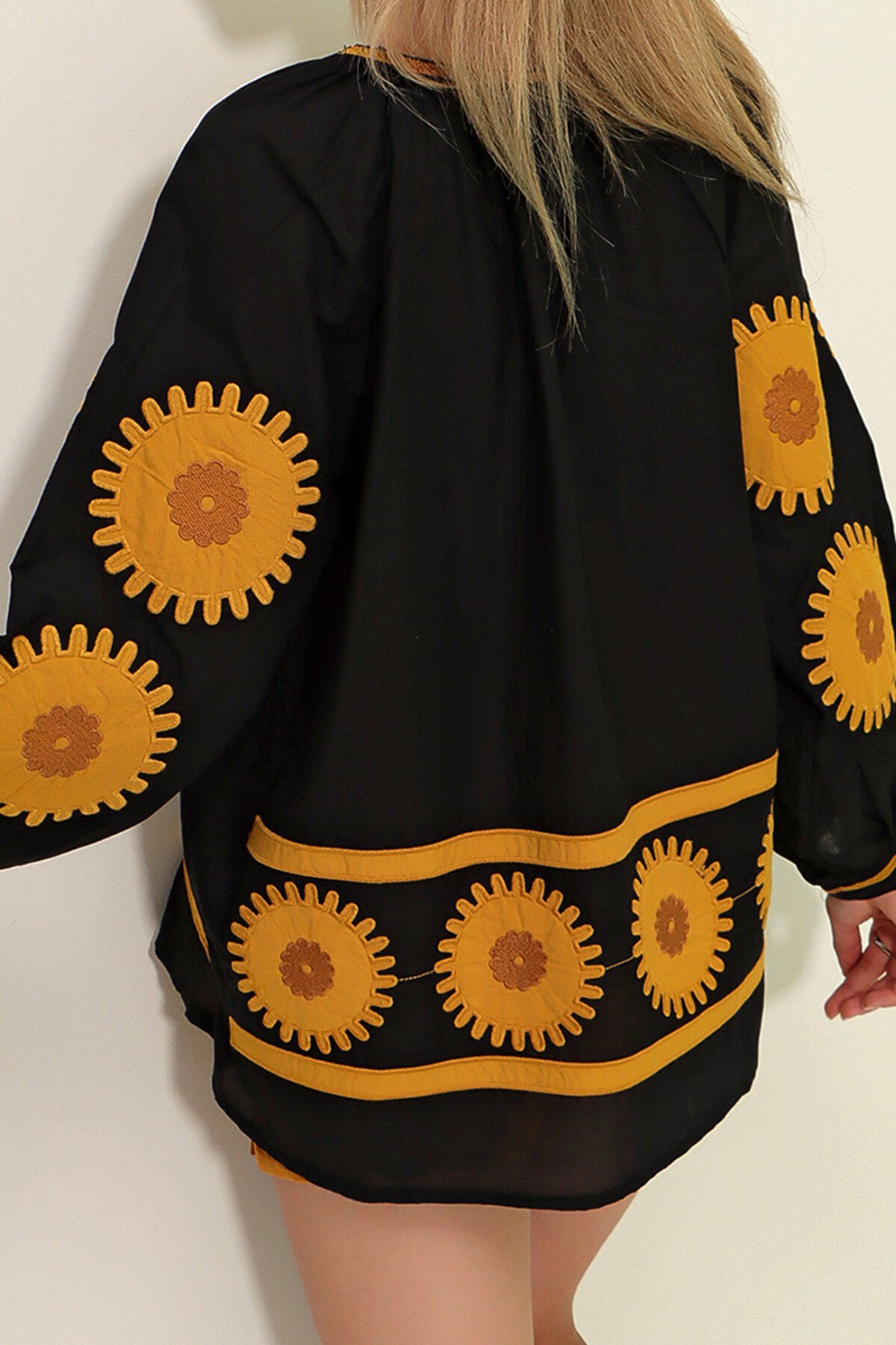 Siyah Hakim Yaka Desenli Nakış İşlemeli Keten Bluz