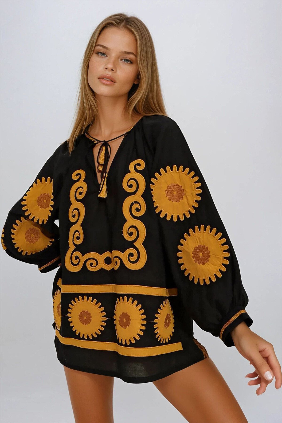 Siyah Hakim Yaka Desenli Nakış İşlemeli Keten Bluz