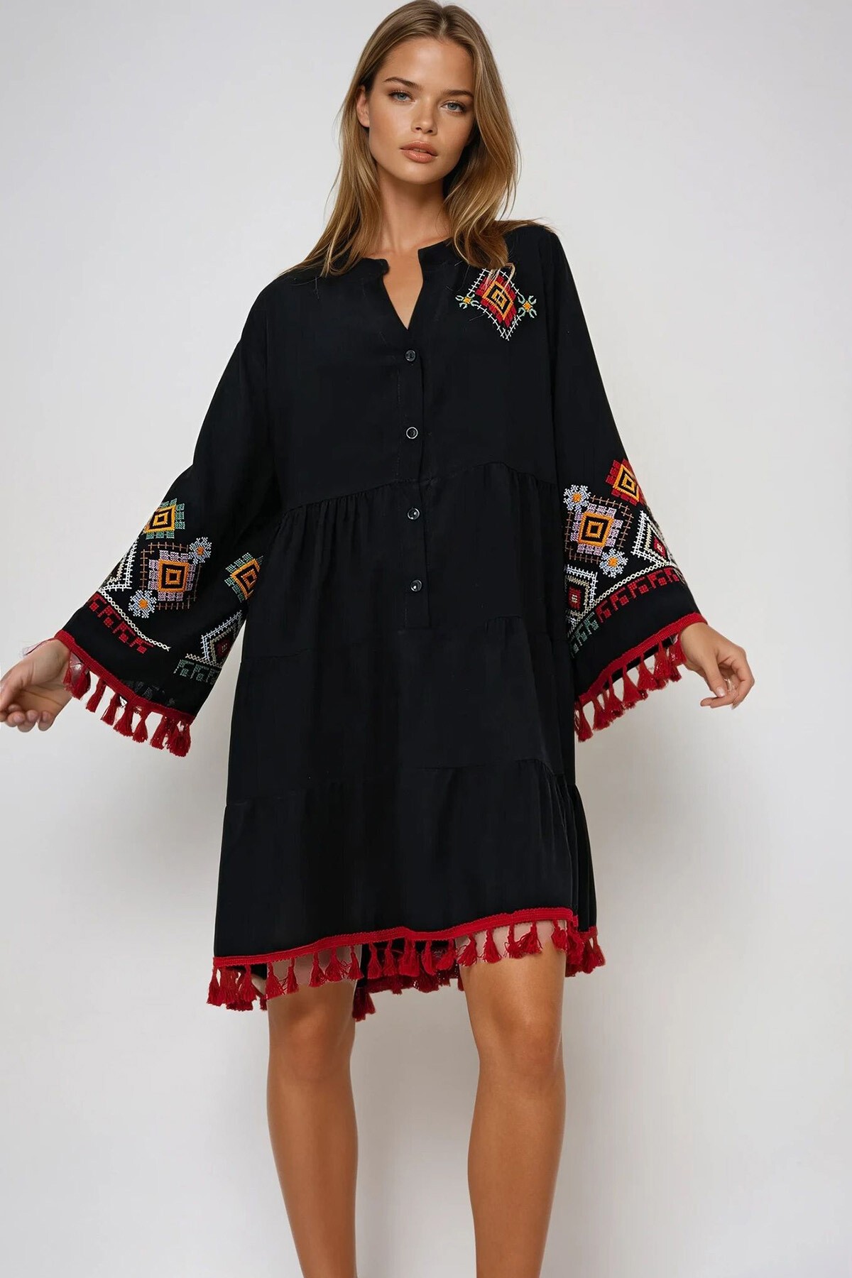 Siyah Hakim Yaka Düğmeli Etnik Nakışlı Midi Boy Yazlık Elbise