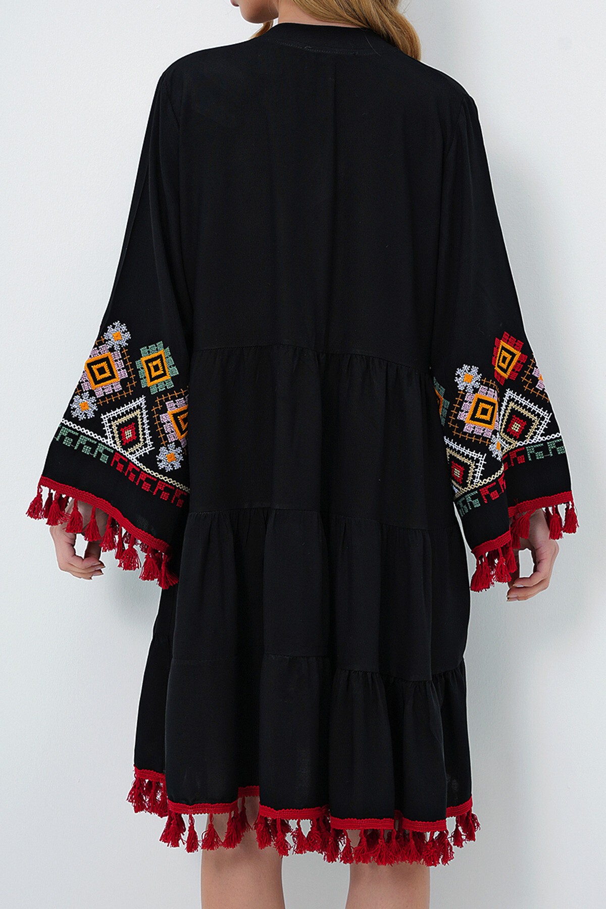 Siyah Hakim Yaka Düğmeli Etnik Nakışlı Midi Boy Yazlık Elbise