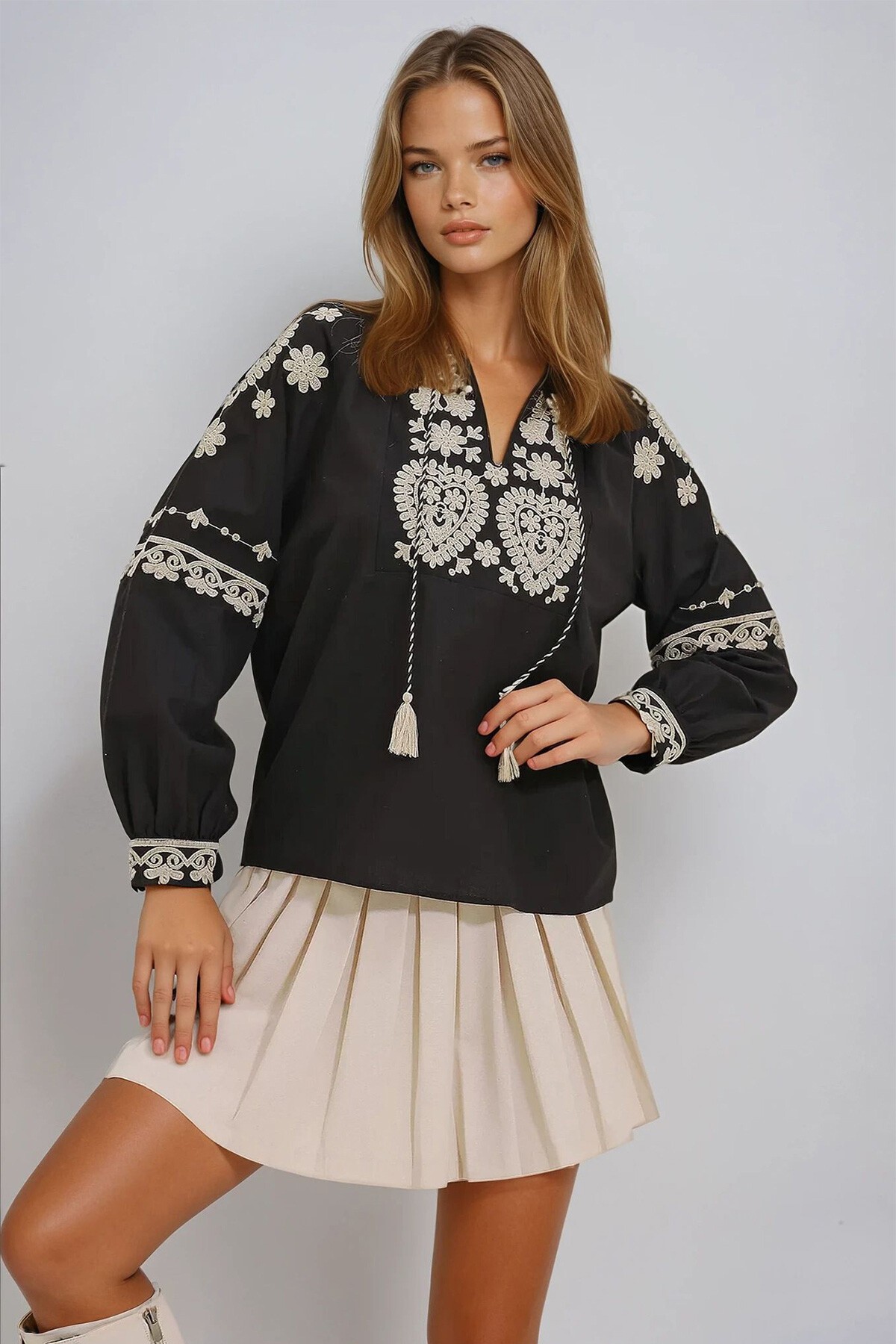 Siyah Hakim Yaka Nakışlı Dokuma Bluz