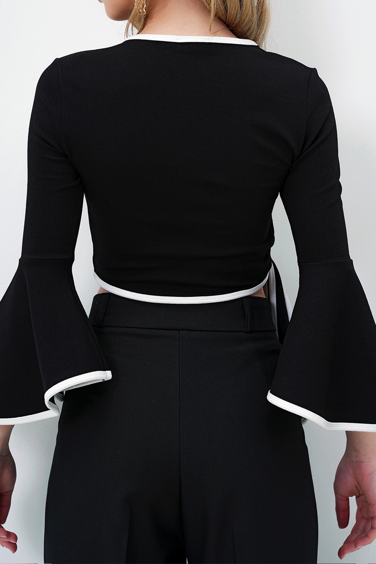 Siyah İspanyol Kol Biye Detaylı Bağlamlı Kruvaze Bluz