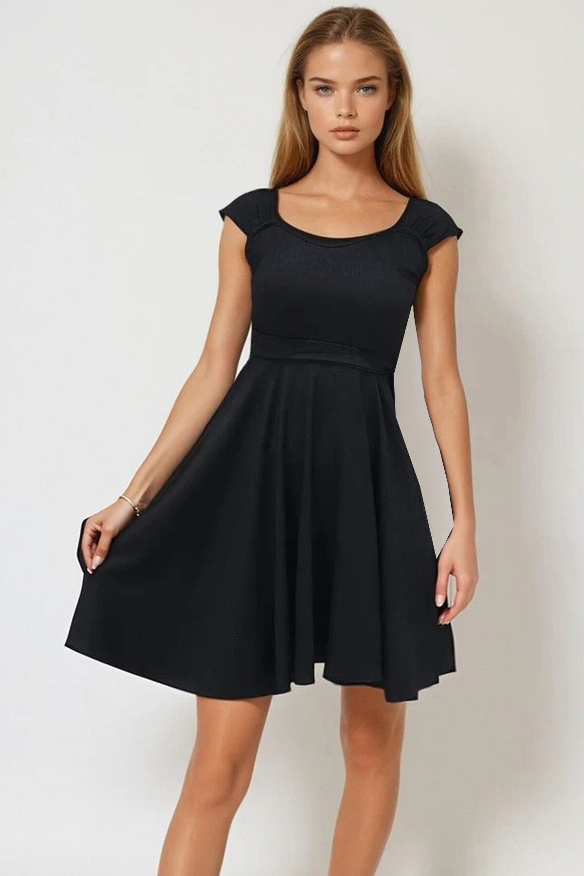 Siyah Kalın Askılı Eteği Volanlı Bağlamalı Kemerli Elbise