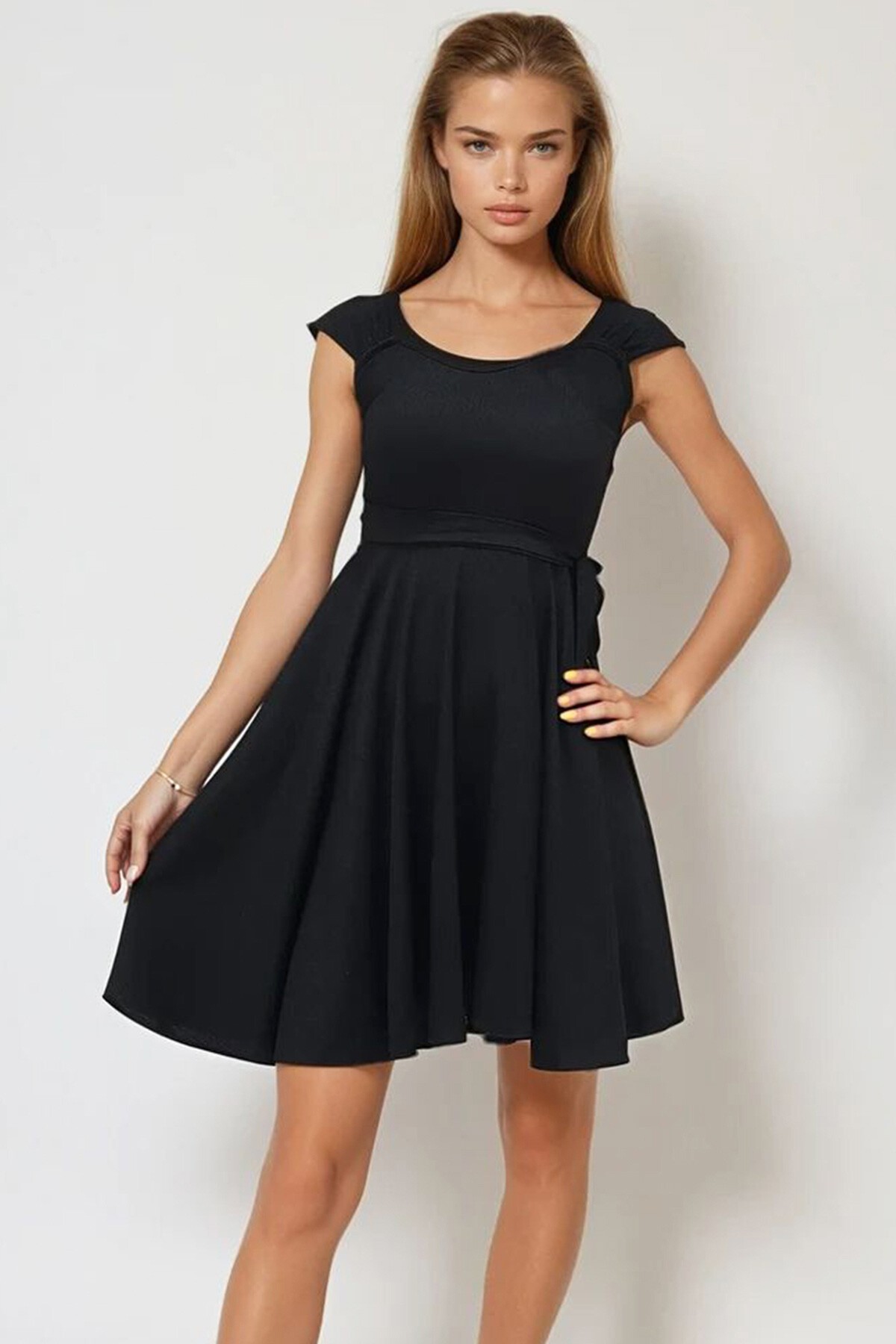 Siyah Kalın Askılı Eteği Volanlı Bağlamalı Kemerli Elbise