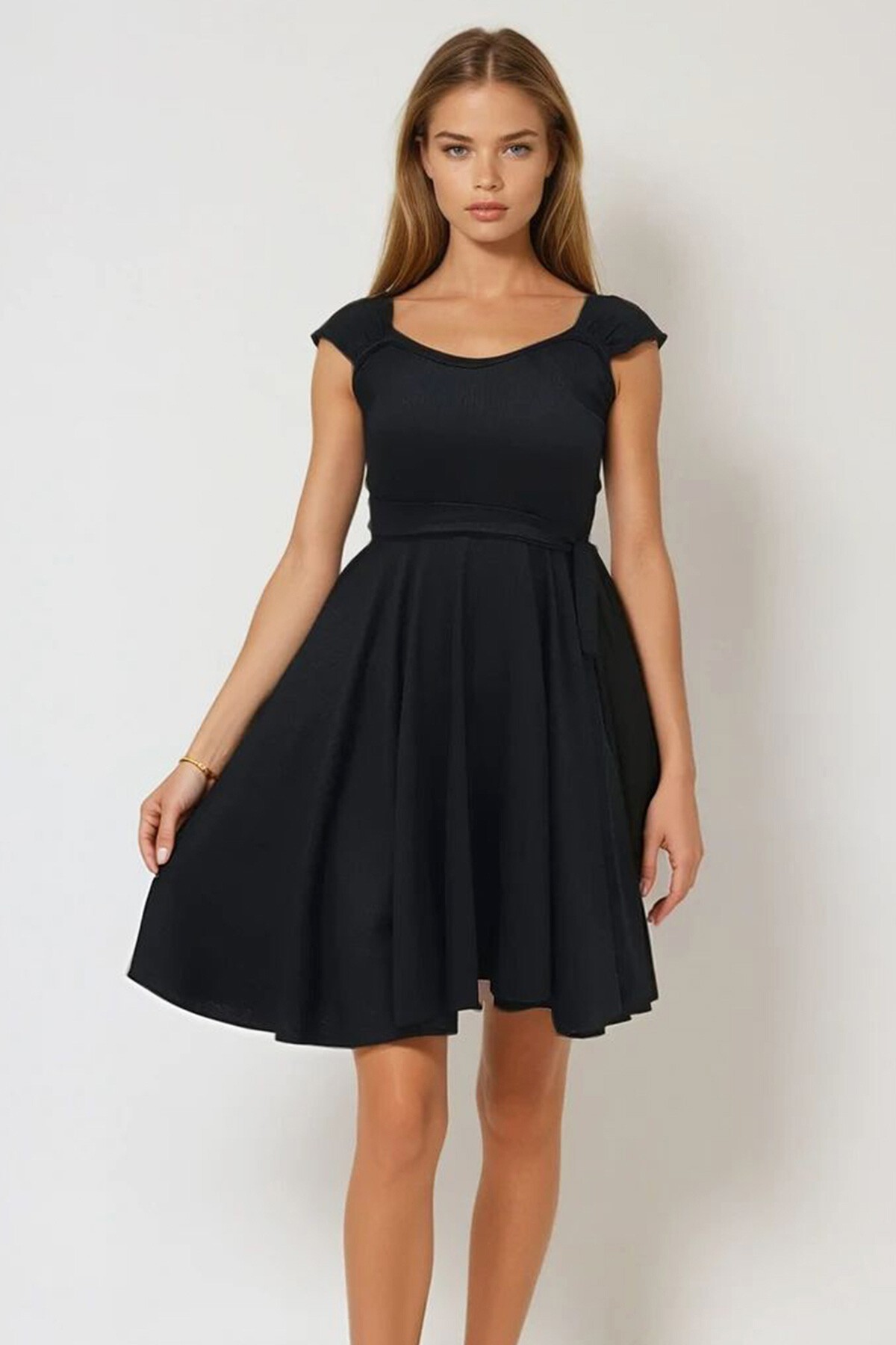 Siyah Kalın Askılı Eteği Volanlı Bağlamalı Kemerli Elbise