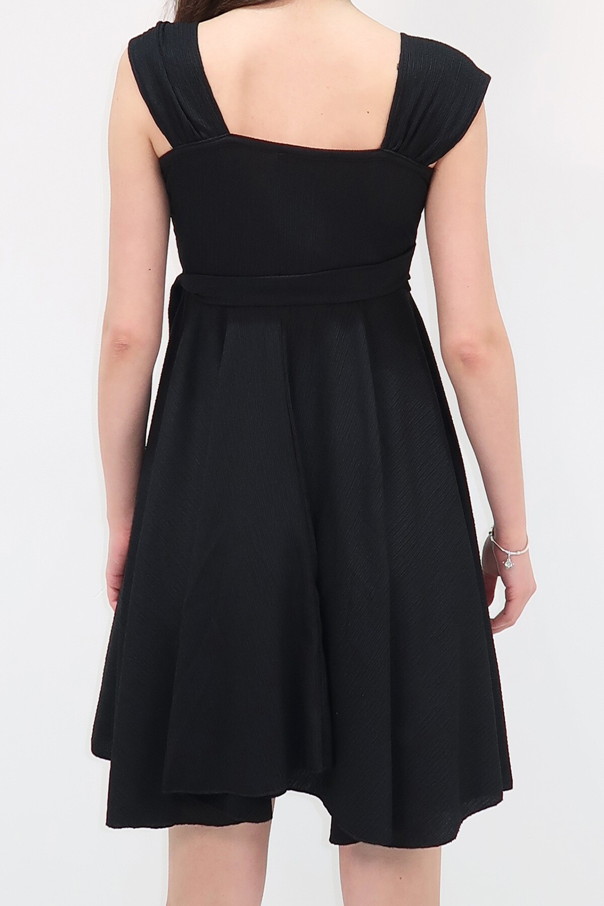 Siyah Kalın Askılı Eteği Volanlı Bağlamalı Kemerli Elbise