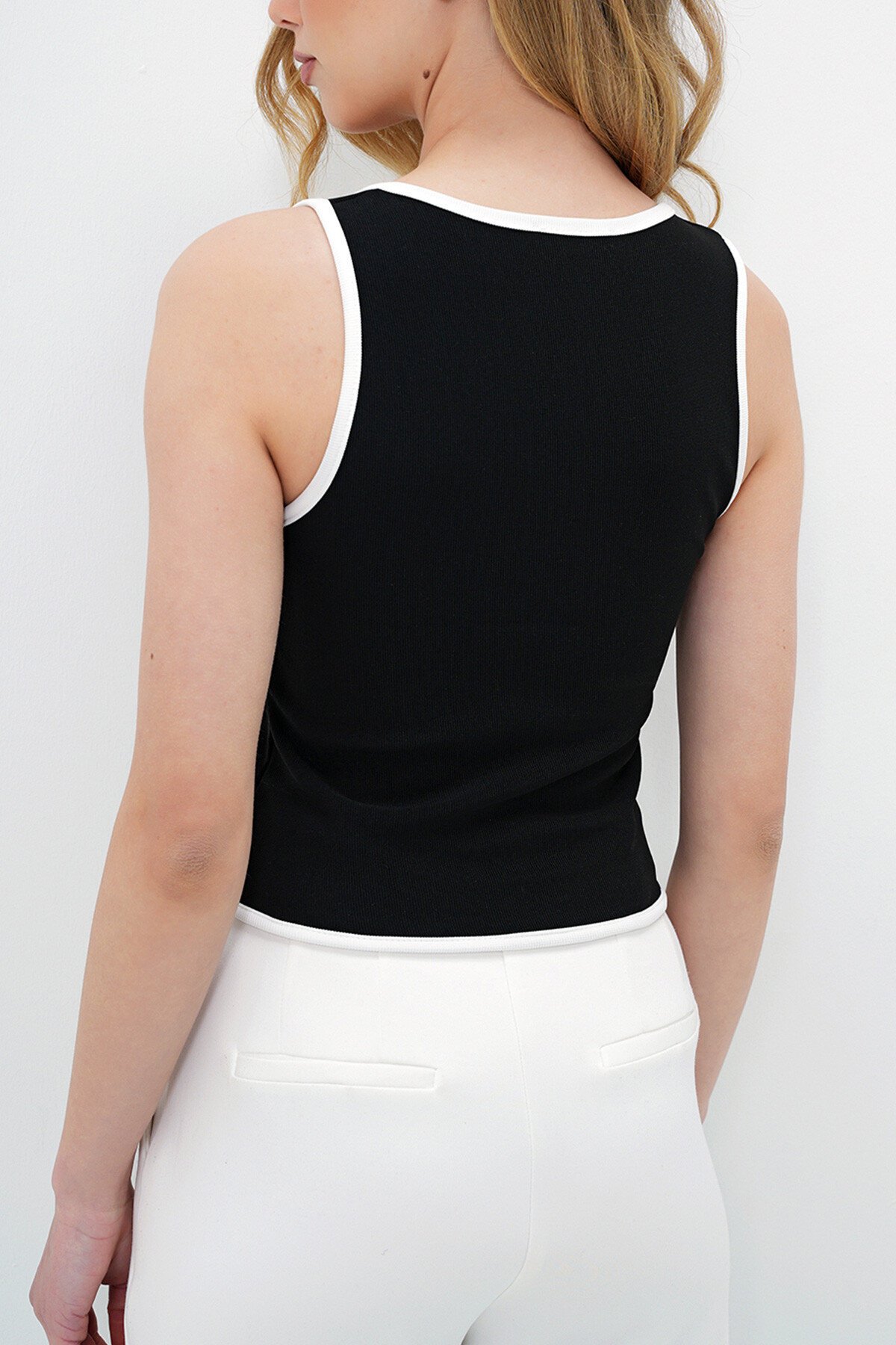 Siyah Kalın Askılı Havuz Yaka Biye Detaylı Önü Fermuarlı Atlet