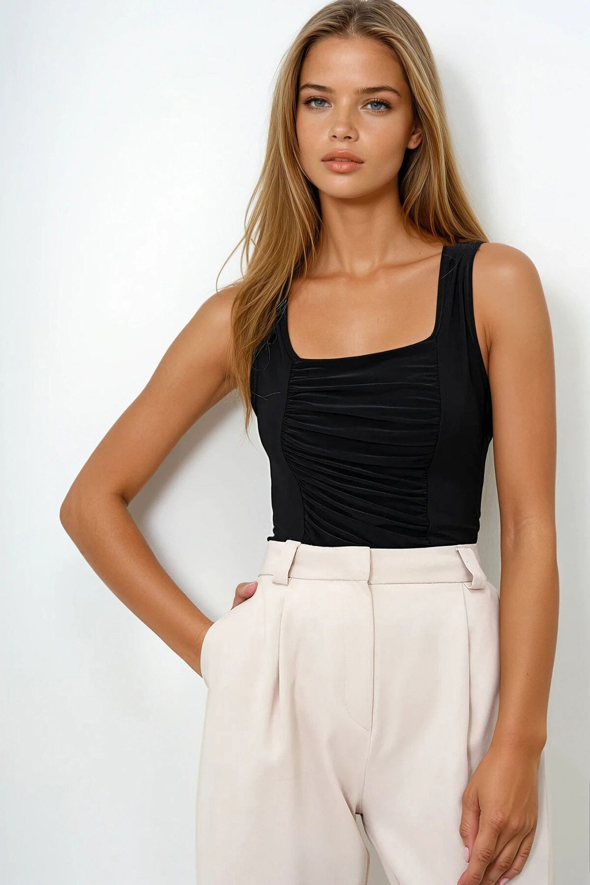 Siyah Kalın Askılı Kare Yaka Önü Drape Detaylı Sandy Bluz