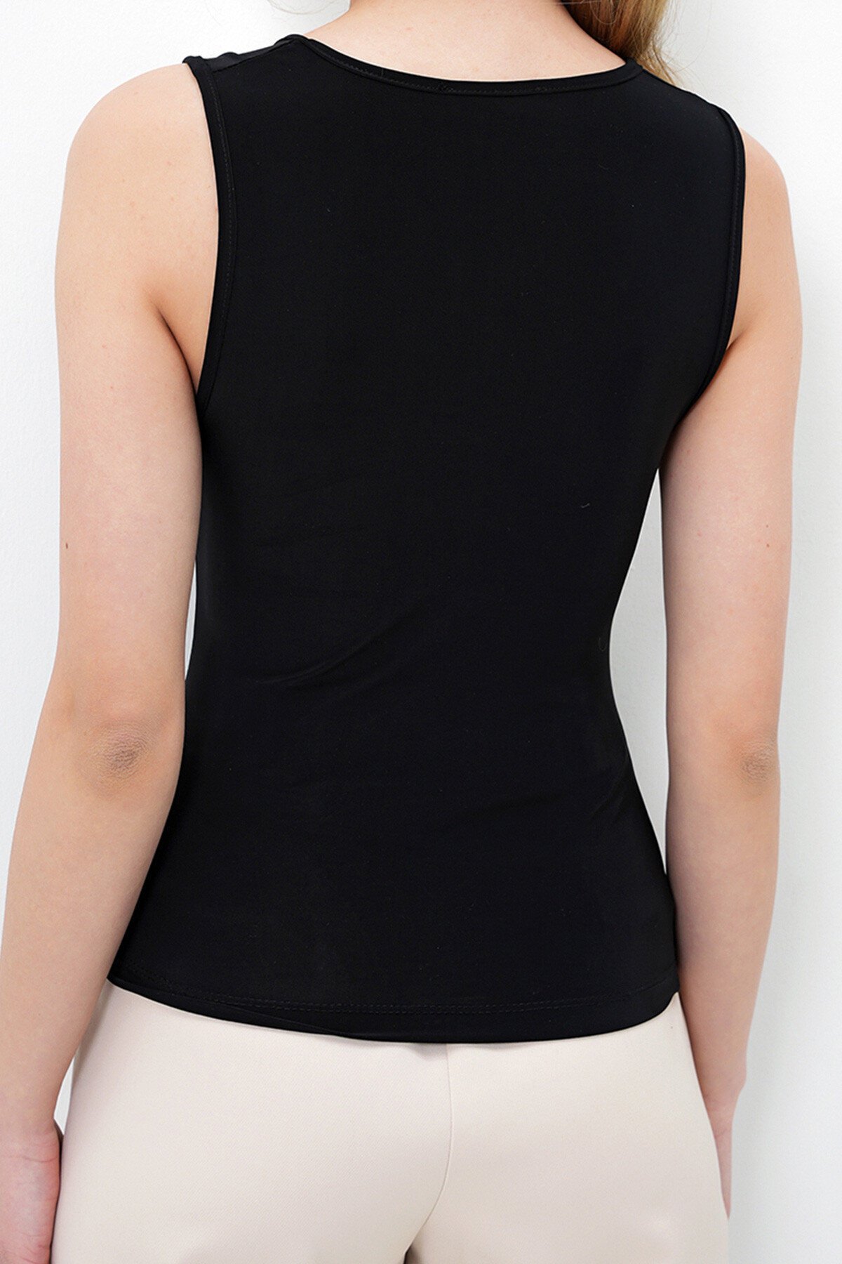 Siyah Kalın Askılı Kare Yaka Önü Drape Detaylı Sandy Bluz