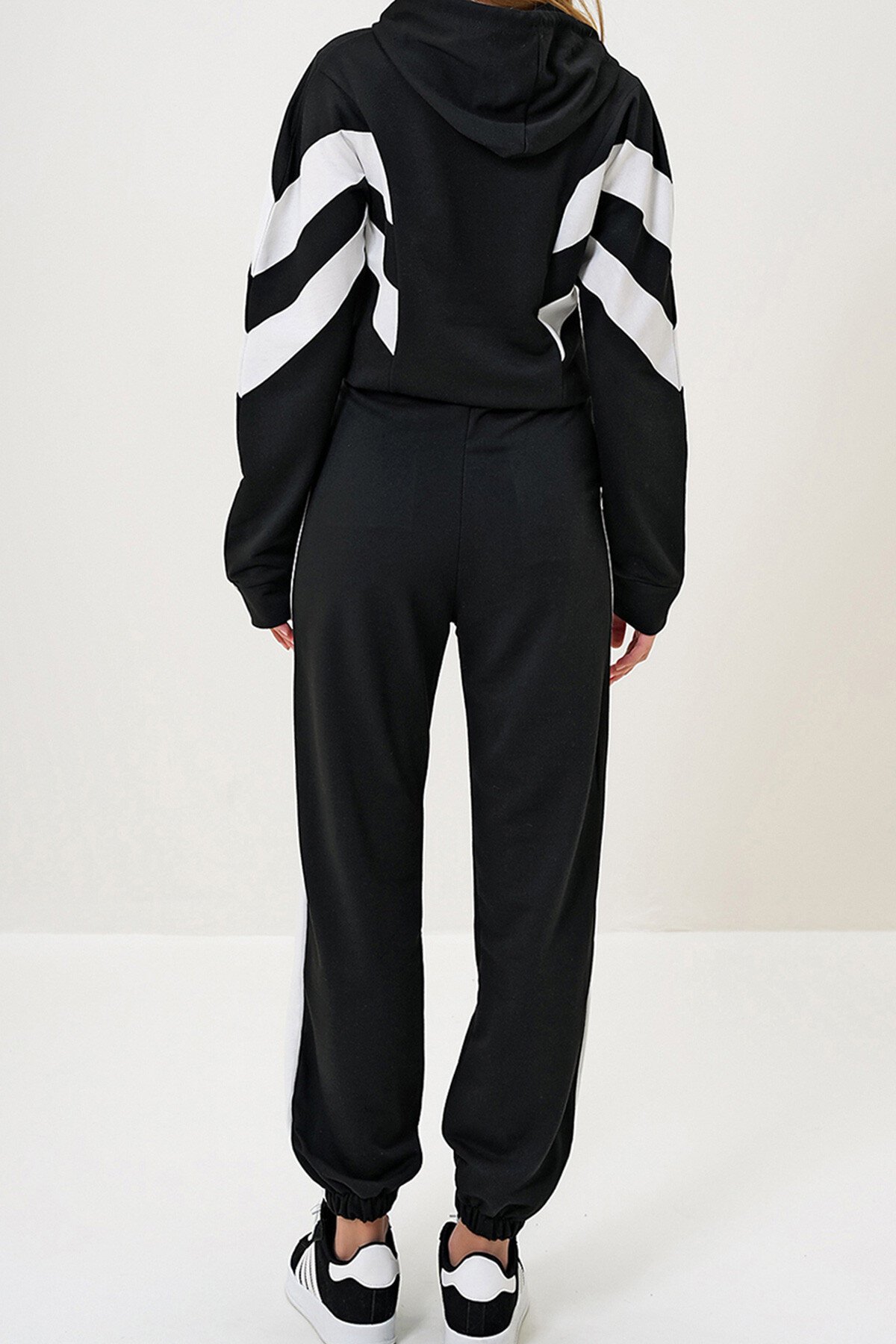 Siyah Kapüşonlu Renk Bloklu  İki İplik  Sweatshırt Ve Paçası Lastikli Eşofman Takımı