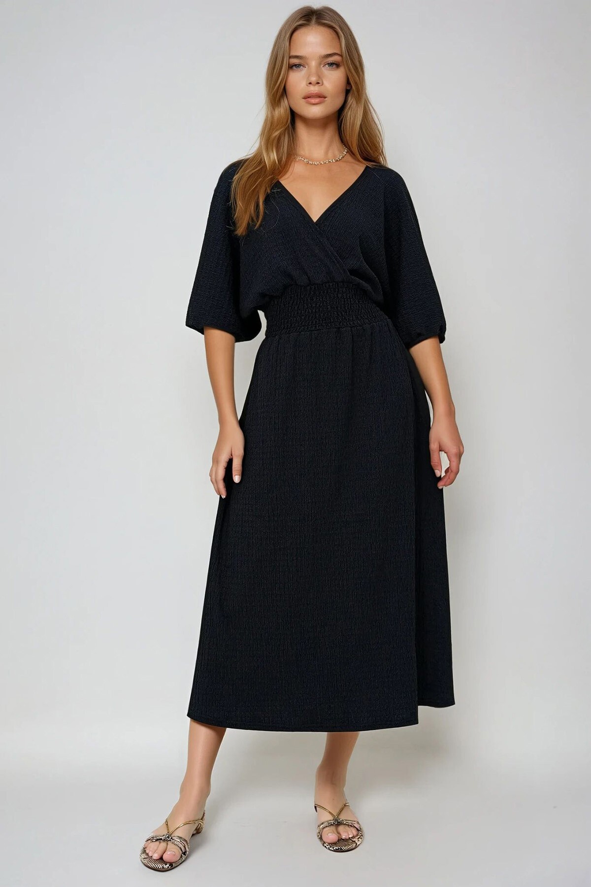 Siyah Kruvaze Yaka Beli Gipeli Gofre Kumaş Uzun Elbise