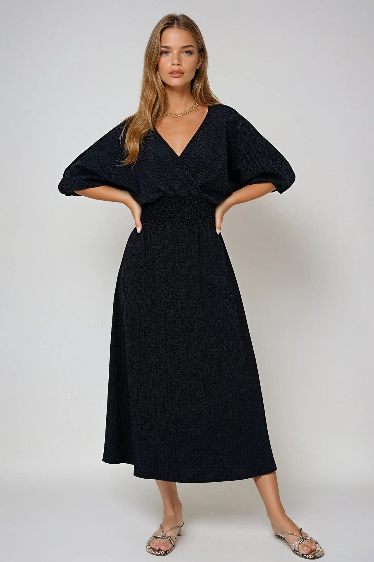 Siyah Kruvaze Yaka Beli Gipeli Gofre Kumaş Uzun Elbise