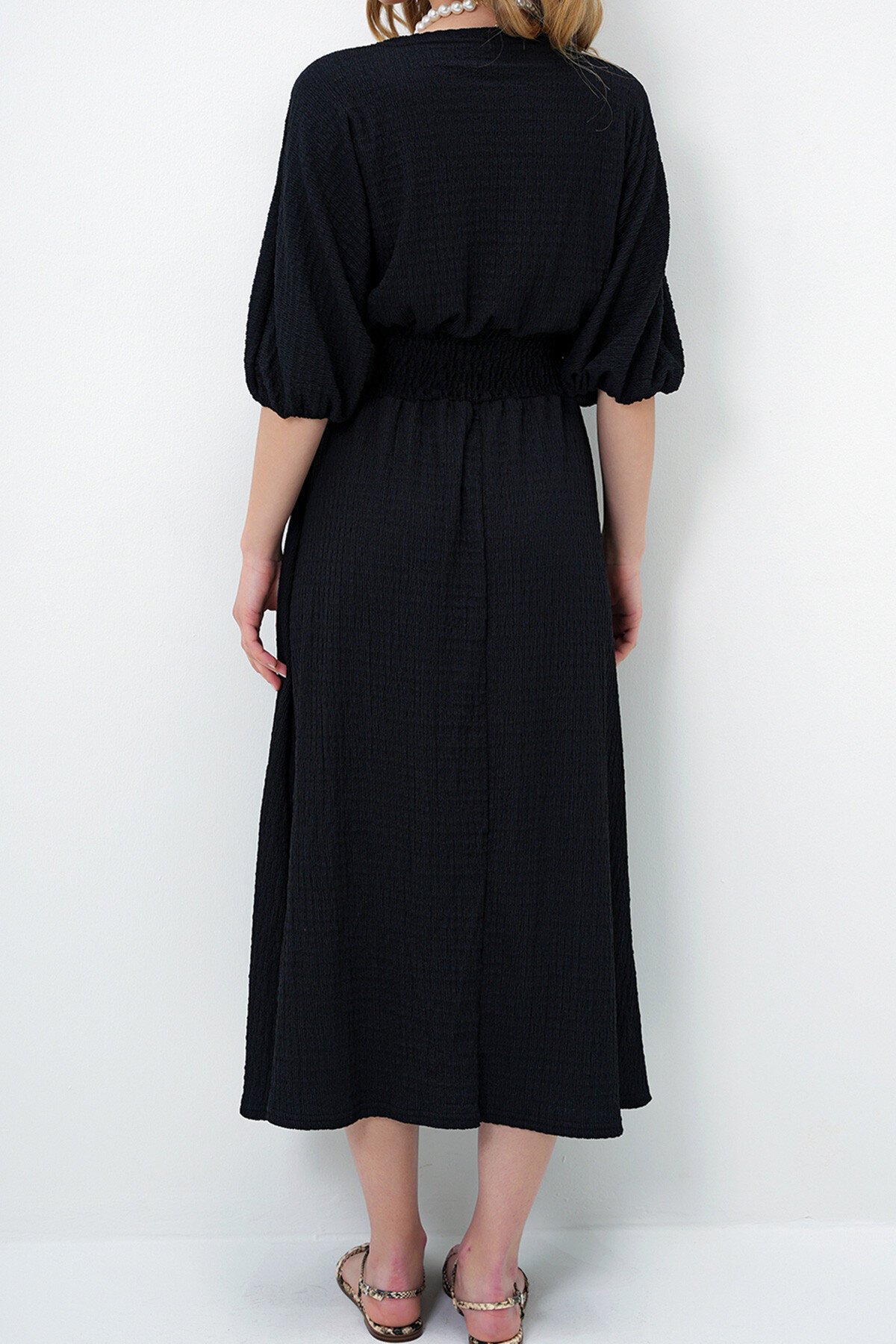 Siyah Kruvaze Yaka Beli Gipeli Gofre Kumaş Uzun Elbise