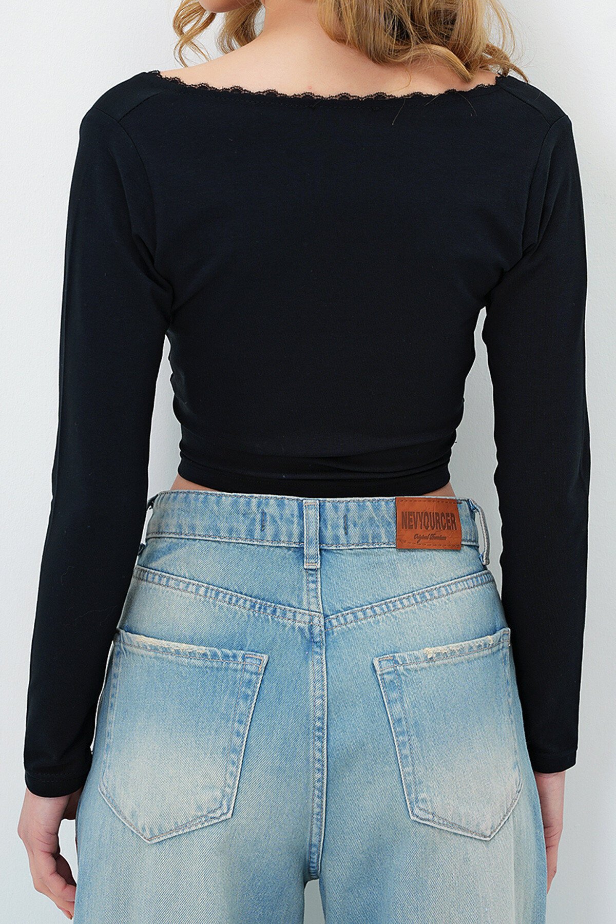 Siyah Kruvaze Yaka Dantel Detaylı Crop Bluz