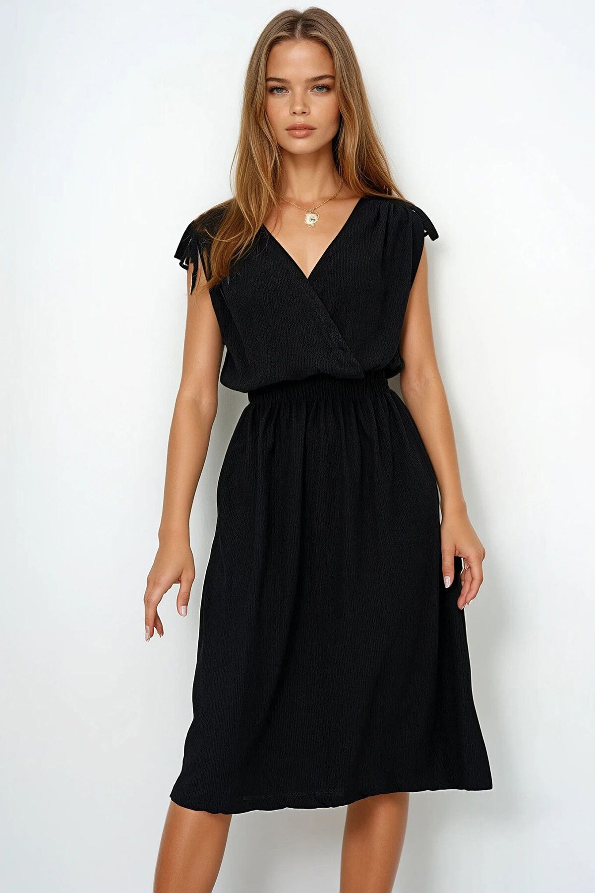 Siyah Kruvaze Yaka Omuzları Büzgülü Bağlama Detaylı Bürümcük Elbise