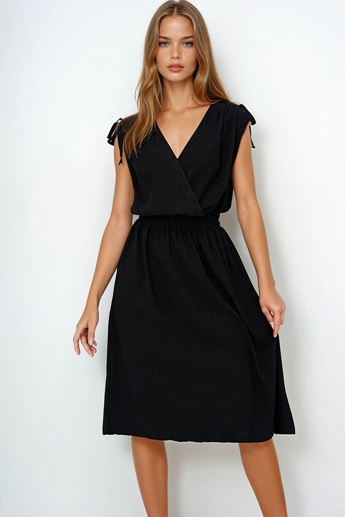 Siyah Kruvaze Yaka Omuzları Büzgülü Bağlama Detaylı Bürümcük Elbise