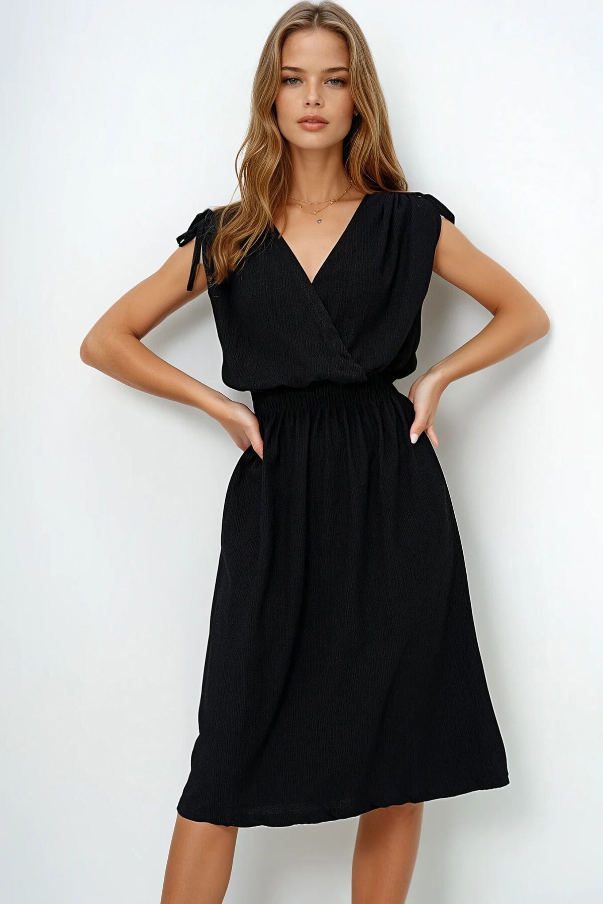 Siyah Kruvaze Yaka Omuzları Büzgülü Bağlama Detaylı Bürümcük Elbise