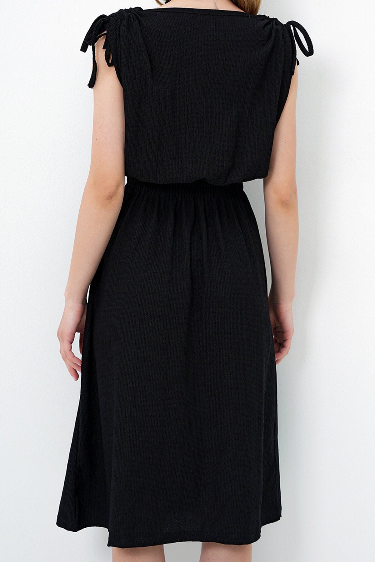 Siyah Kruvaze Yaka Omuzları Büzgülü Bağlama Detaylı Bürümcük Elbise