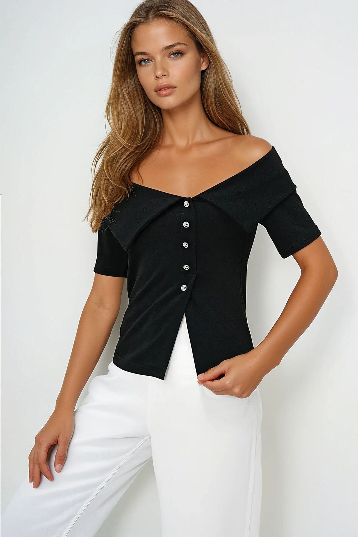 Siyah Madonna Yaka Düğme Detaylı Kısa Kol Bluz