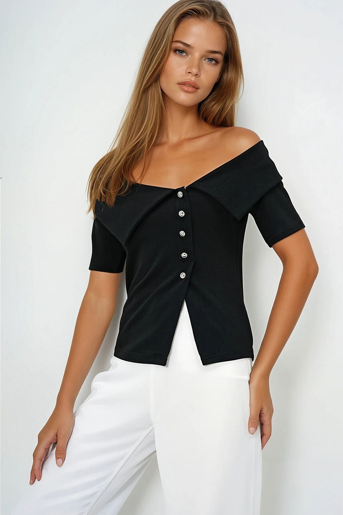 Siyah Madonna Yaka Düğme Detaylı Kısa Kol Bluz