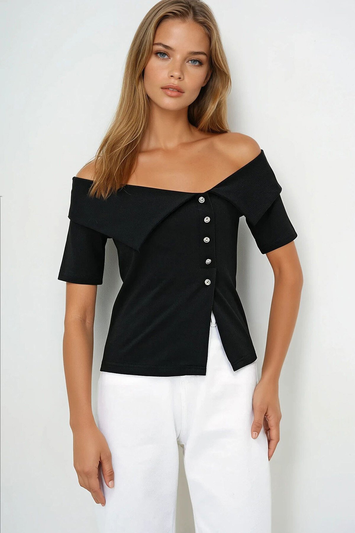 Siyah Madonna Yaka Düğme Detaylı Kısa Kol Bluz