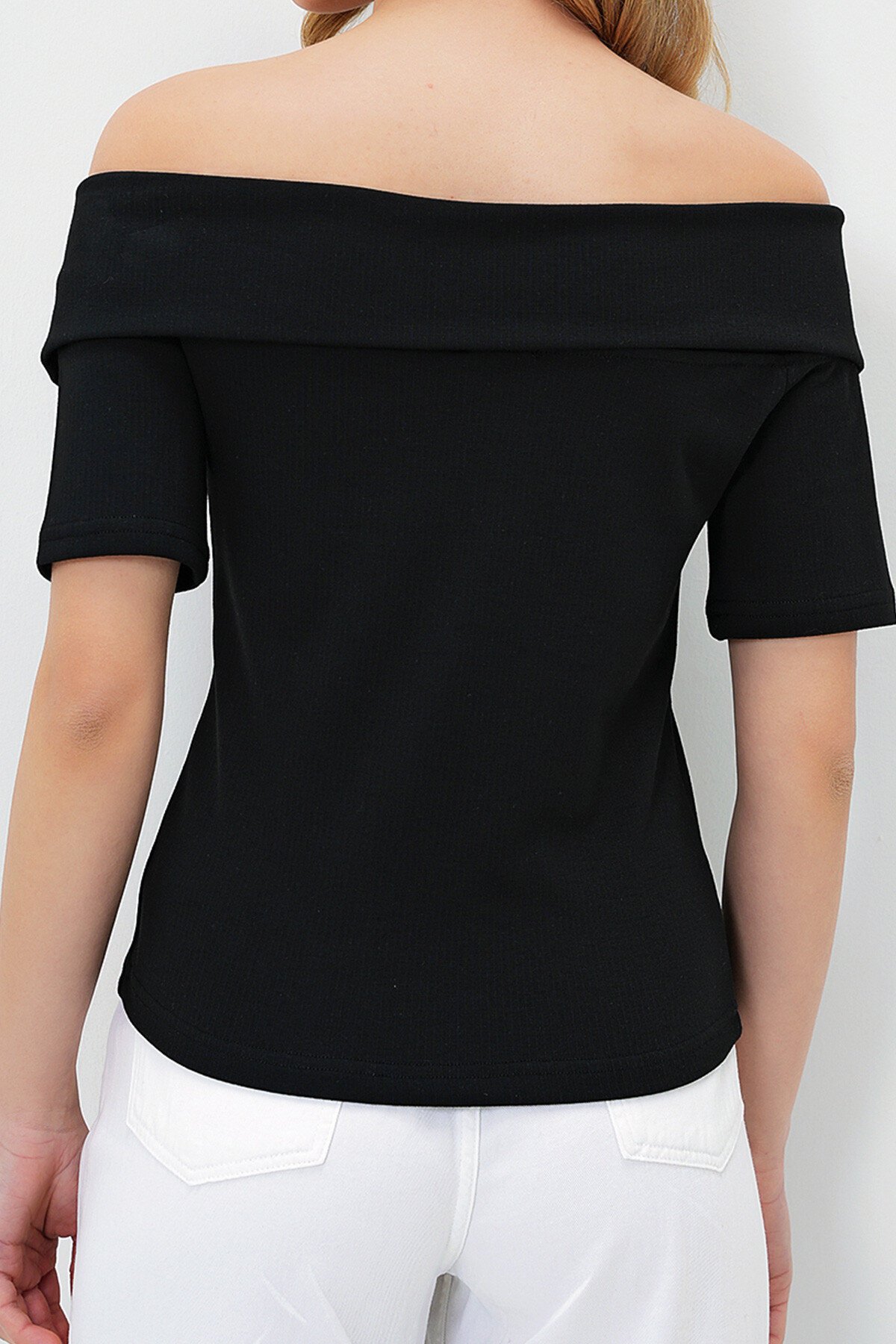 Siyah Madonna Yaka Düğme Detaylı Kısa Kol Bluz