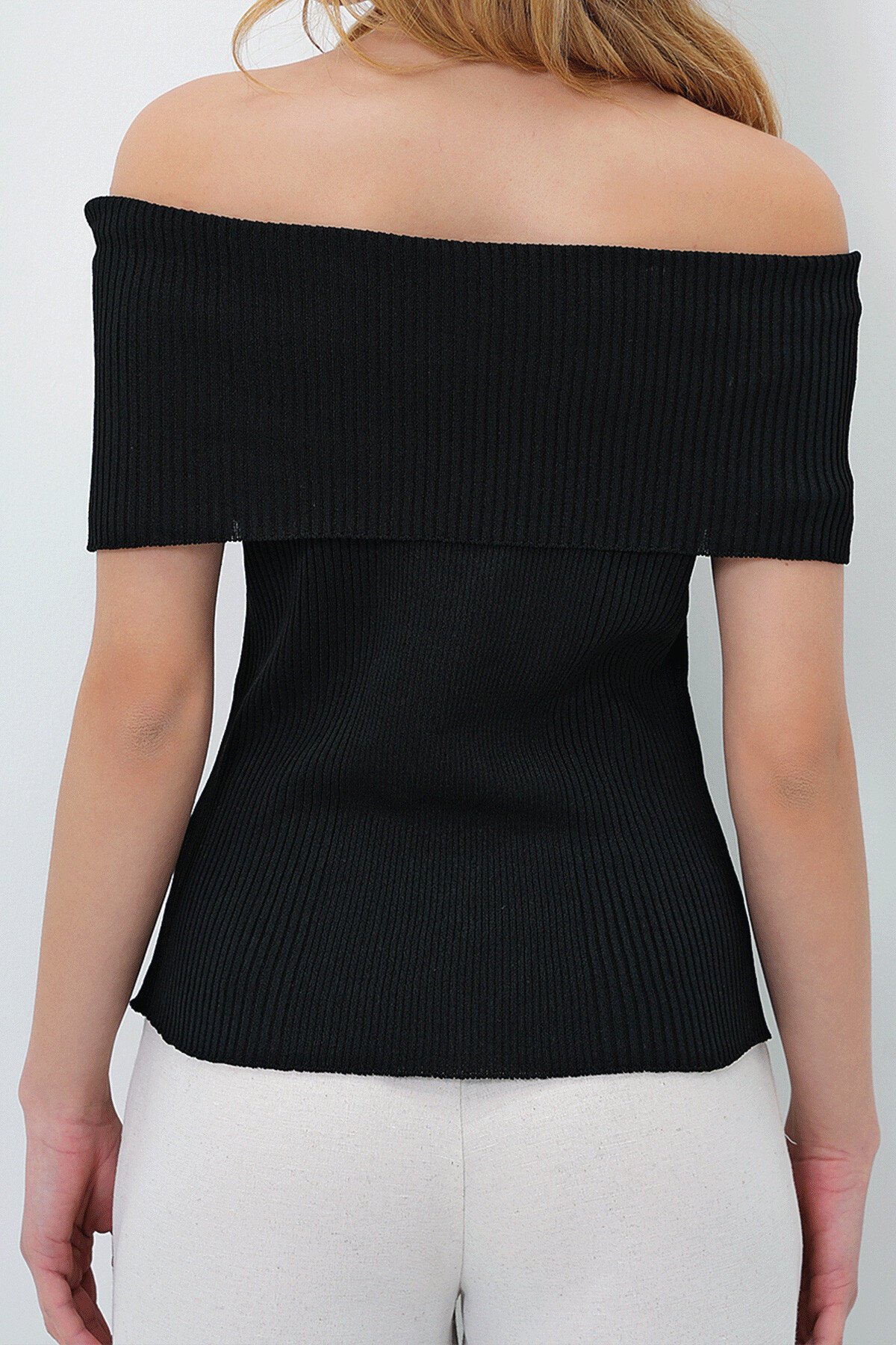 Siyah Madonna Yaka Kolsuz Triko Bluz