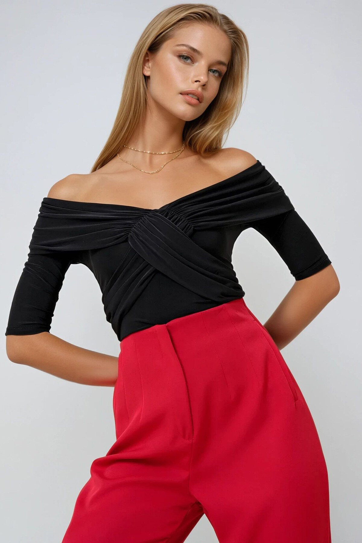 Siyah Madonna Yaka Önü Çapraz Büzgülü Kısa Kol Sandy Bluz