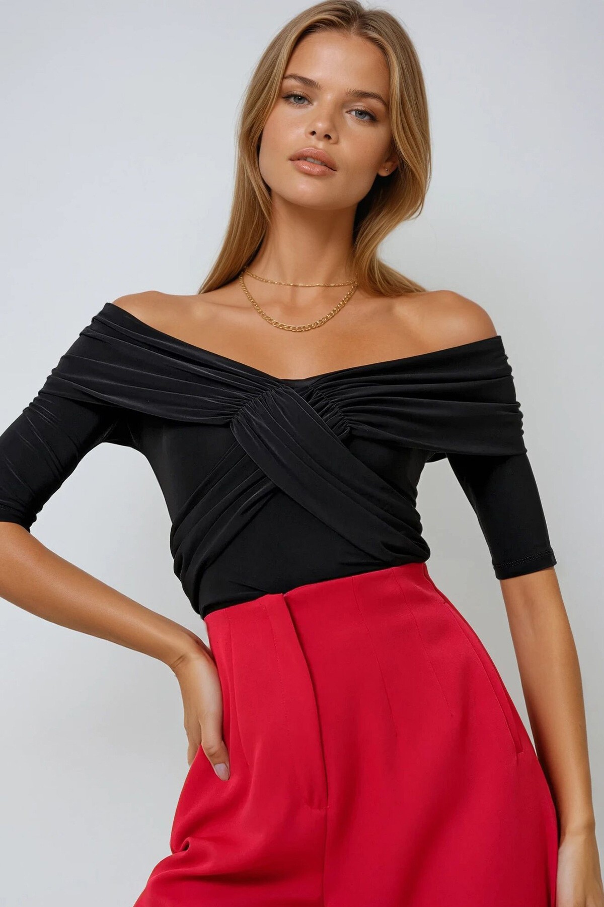 Siyah Madonna Yaka Önü Çapraz Büzgülü Kısa Kol Sandy Bluz