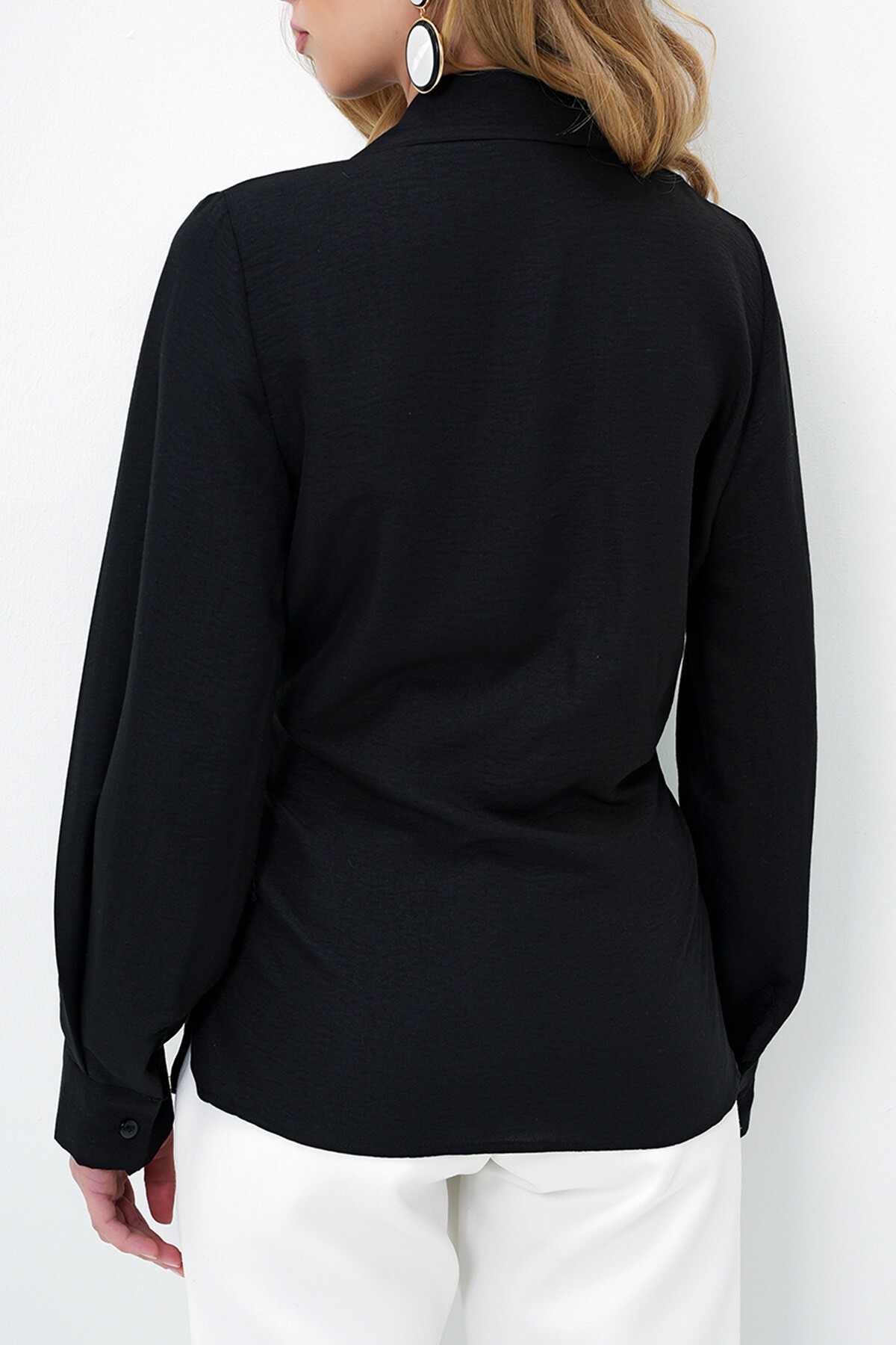 Siyah Manşet Kollu Bağlama Detaylı Regular Normal Kalıp Dokuma Gömlek