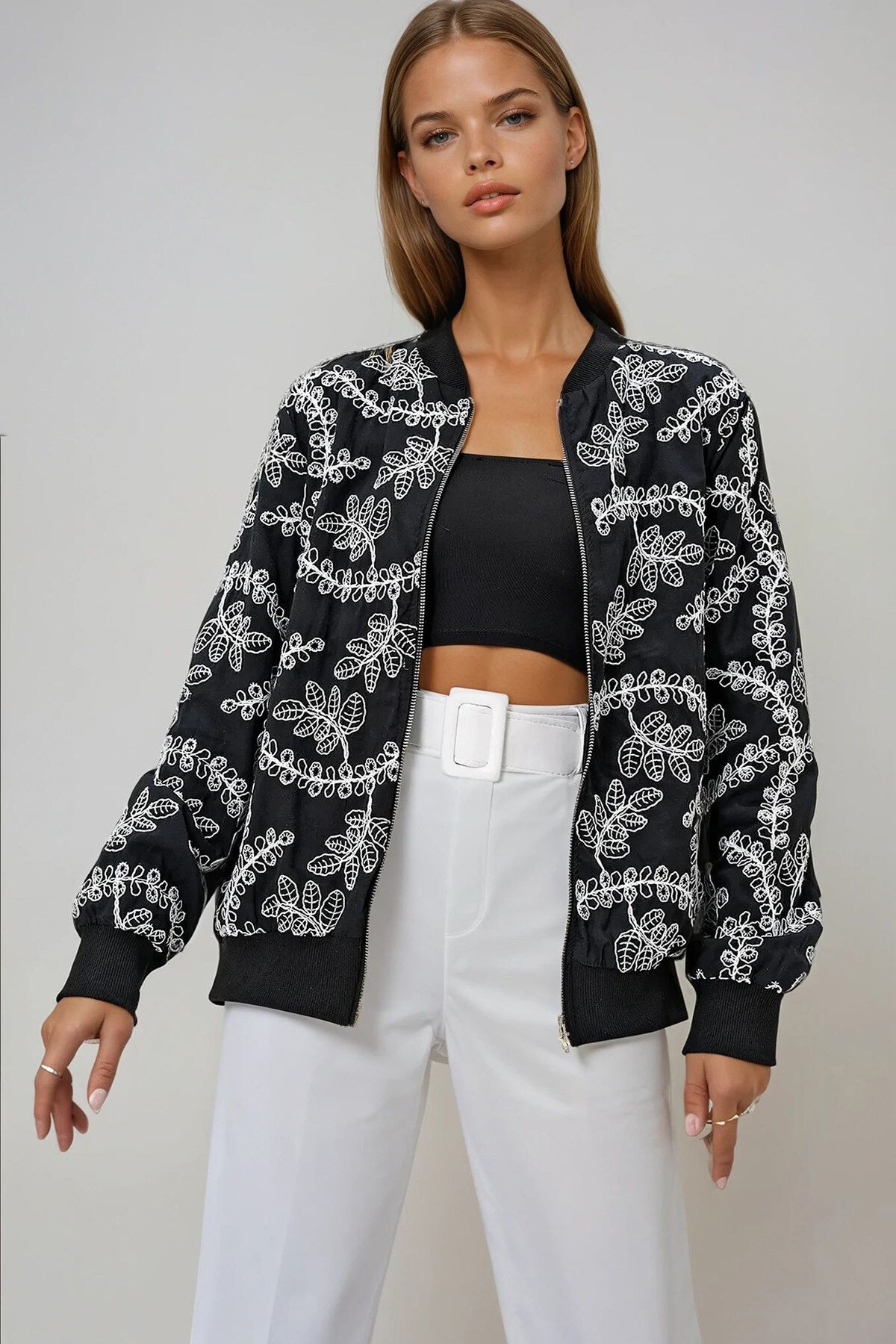 Siyah Nakış İşlemeli Mevsimlik Bomber Ceket