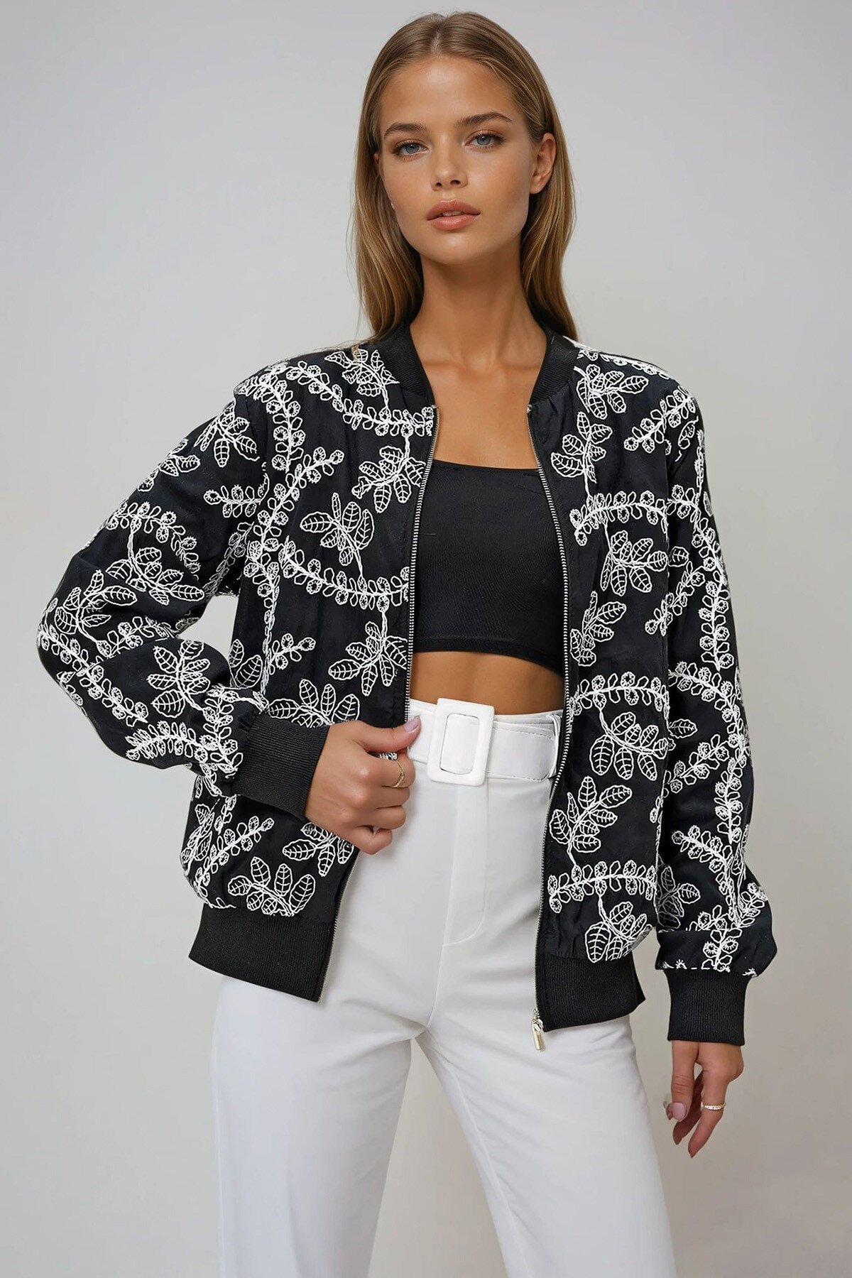 Siyah Nakış İşlemeli Mevsimlik Bomber Ceket