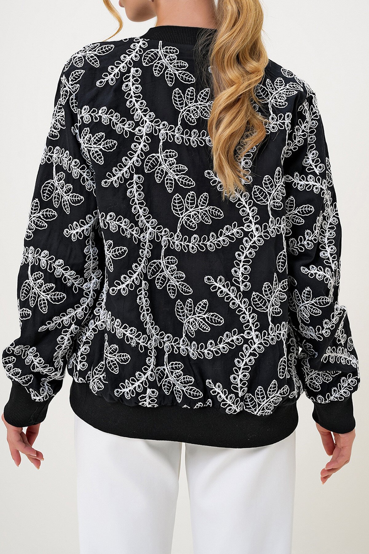 Siyah Nakış İşlemeli Mevsimlik Bomber Ceket