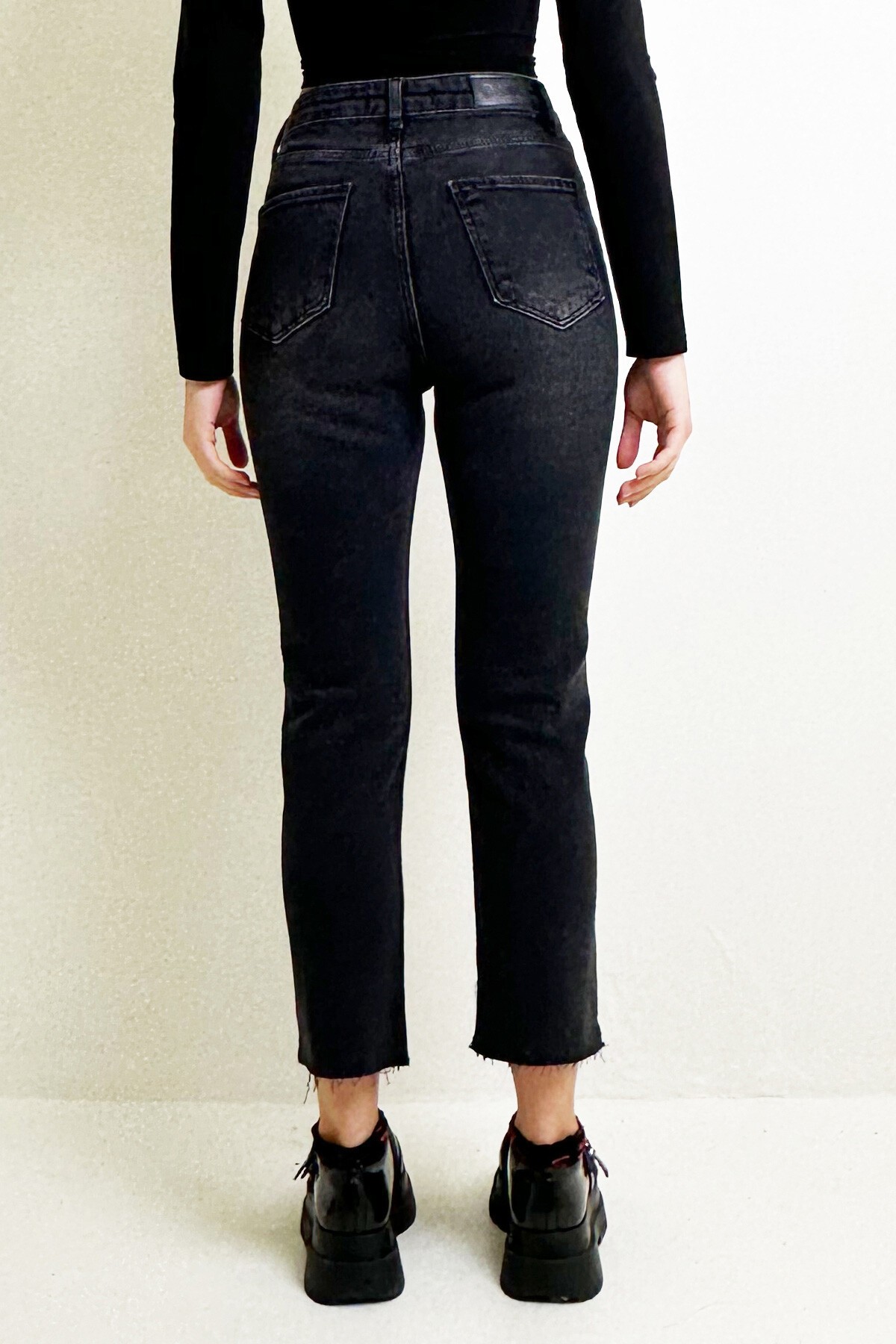 Siyah Paçası Püsküllü Slim Fit Jean Pantolon