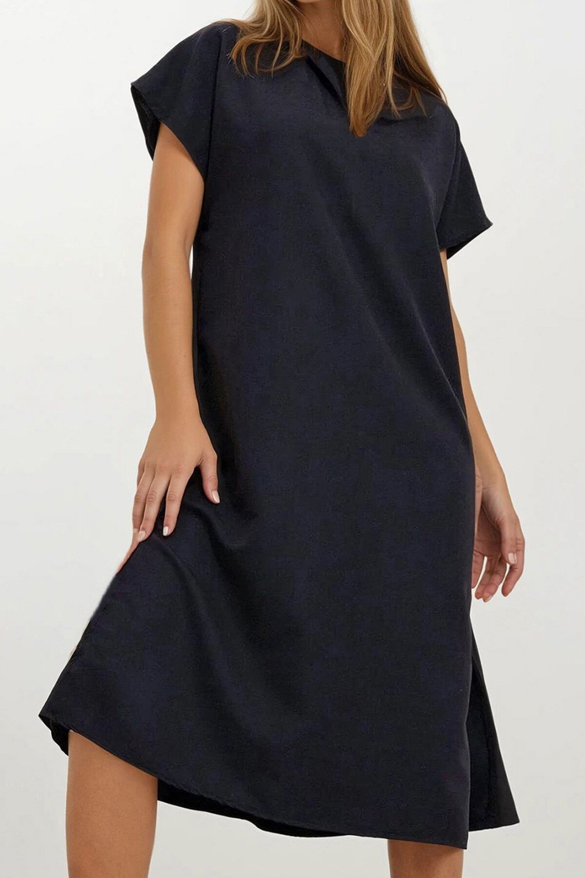 Siyah Polo Yaka Yanları Yırtmaçlı Dokuma Elbise