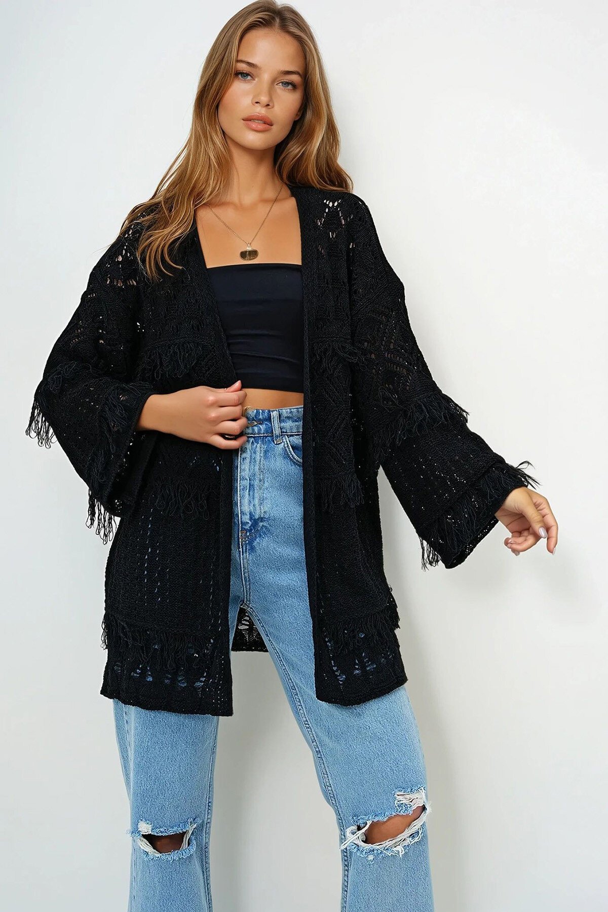 Siyah Püskül Detaylı Ajurlu Oversize Hırka