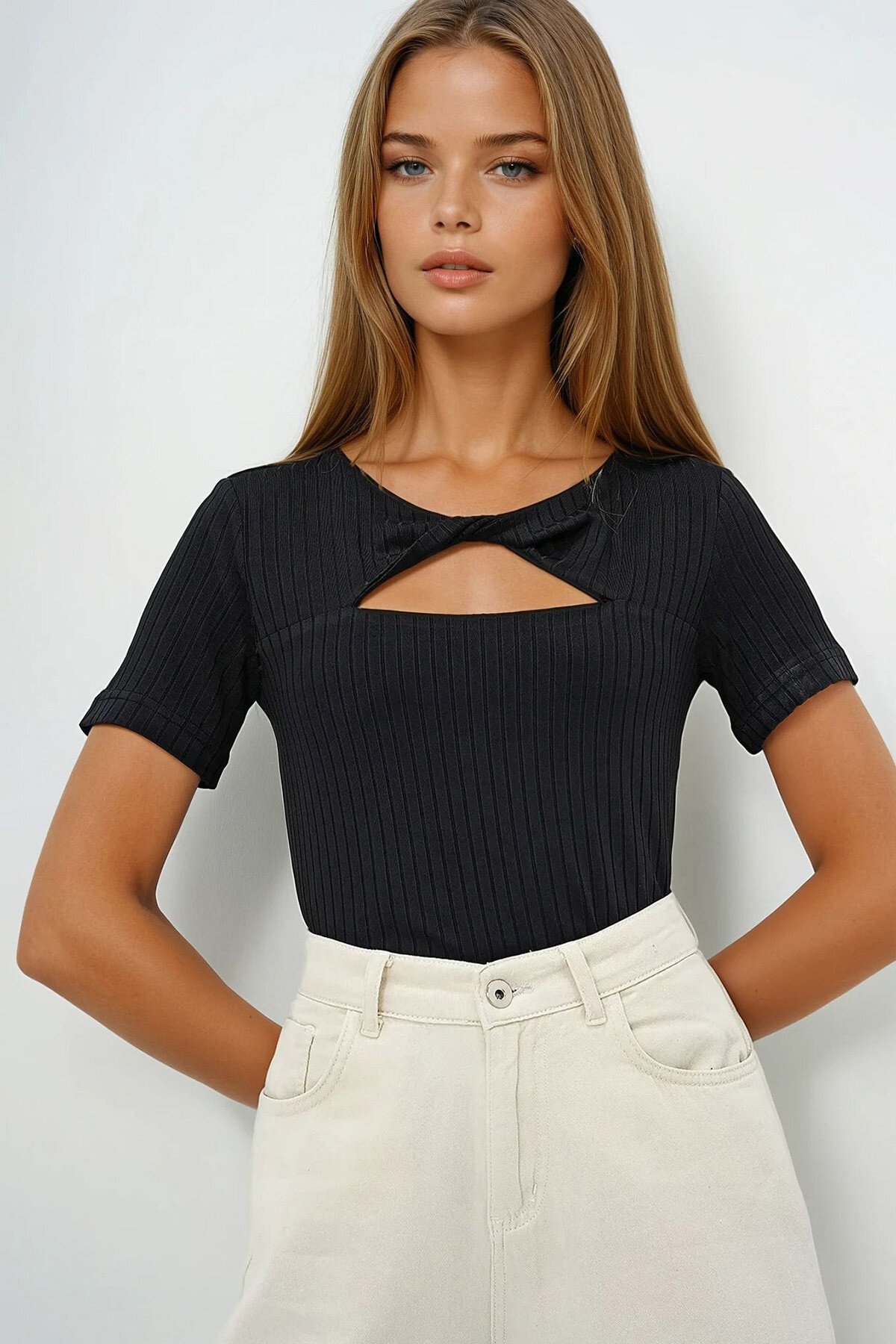 Siyah Robası Burgu Detaylı Merserize Örme Bluz