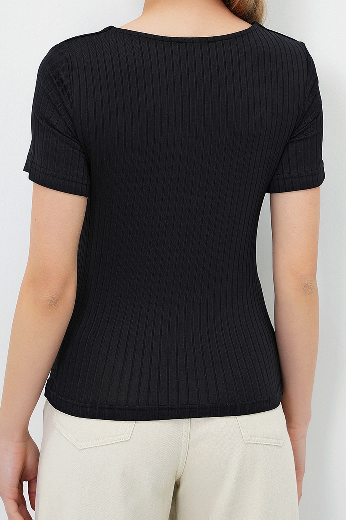 Siyah Robası Burgu Detaylı Merserize Örme Bluz