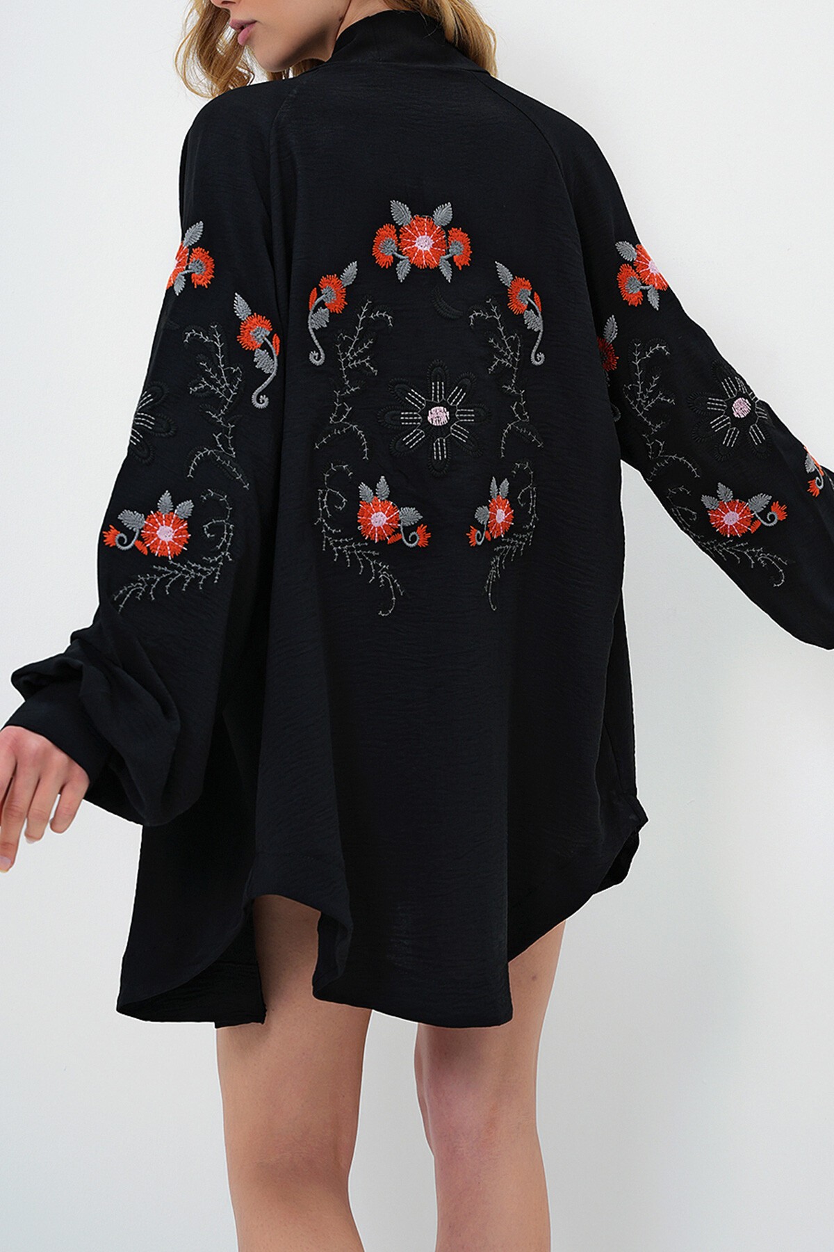 Siyah Şal Yaka Kolları Ve Sırtı Nakış Detaylı Kimono Ceket