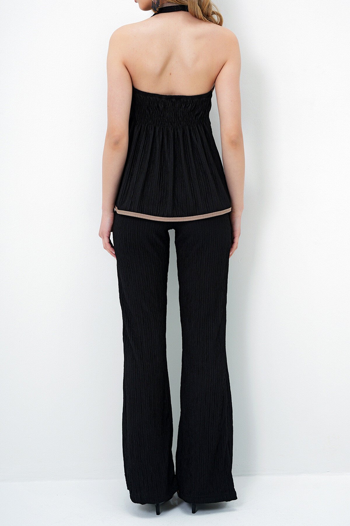 Siyah Sırt Dekolteli Biye Ve Fiyonk Detaylı Bürümcük Bluz Ve Pantolon Takım